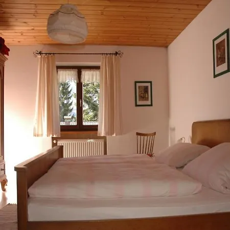 Haus Auracher Apartment *
